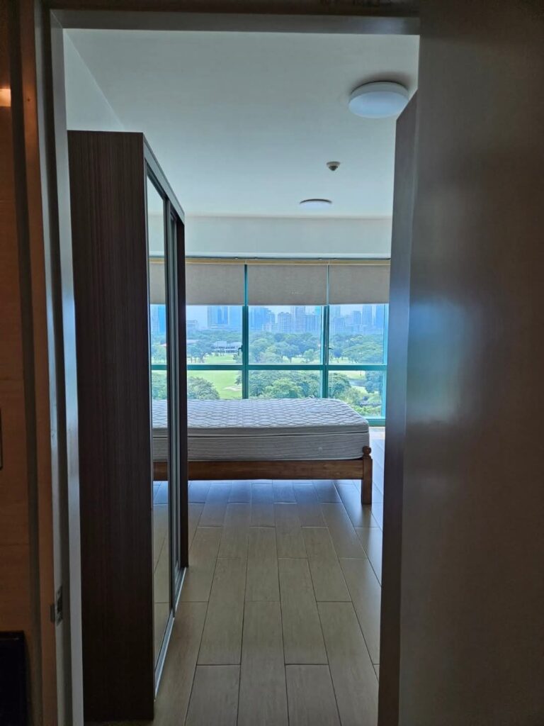 For Rent 2BR of 8 Forbes Town Road Condo in Bonifacio Global City (2)
